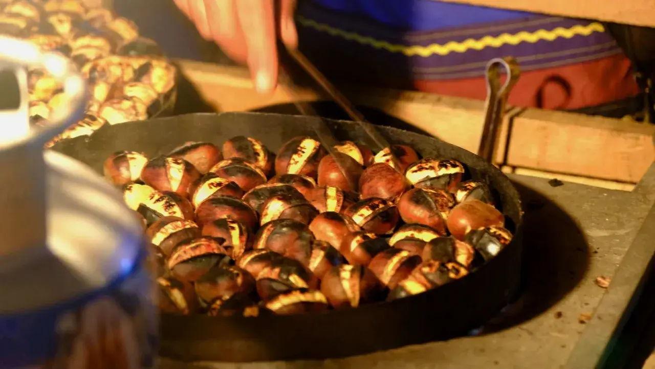 Castañas al horno en sartén, doradas y listas para disfrutar. El tiempo y temperatura perfectos para este manjar otoñal.