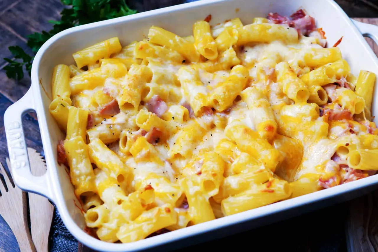 Herzhaftes Nudel Schinken Gratin mit geschmolzenem Käse, bereit zum Genießen.