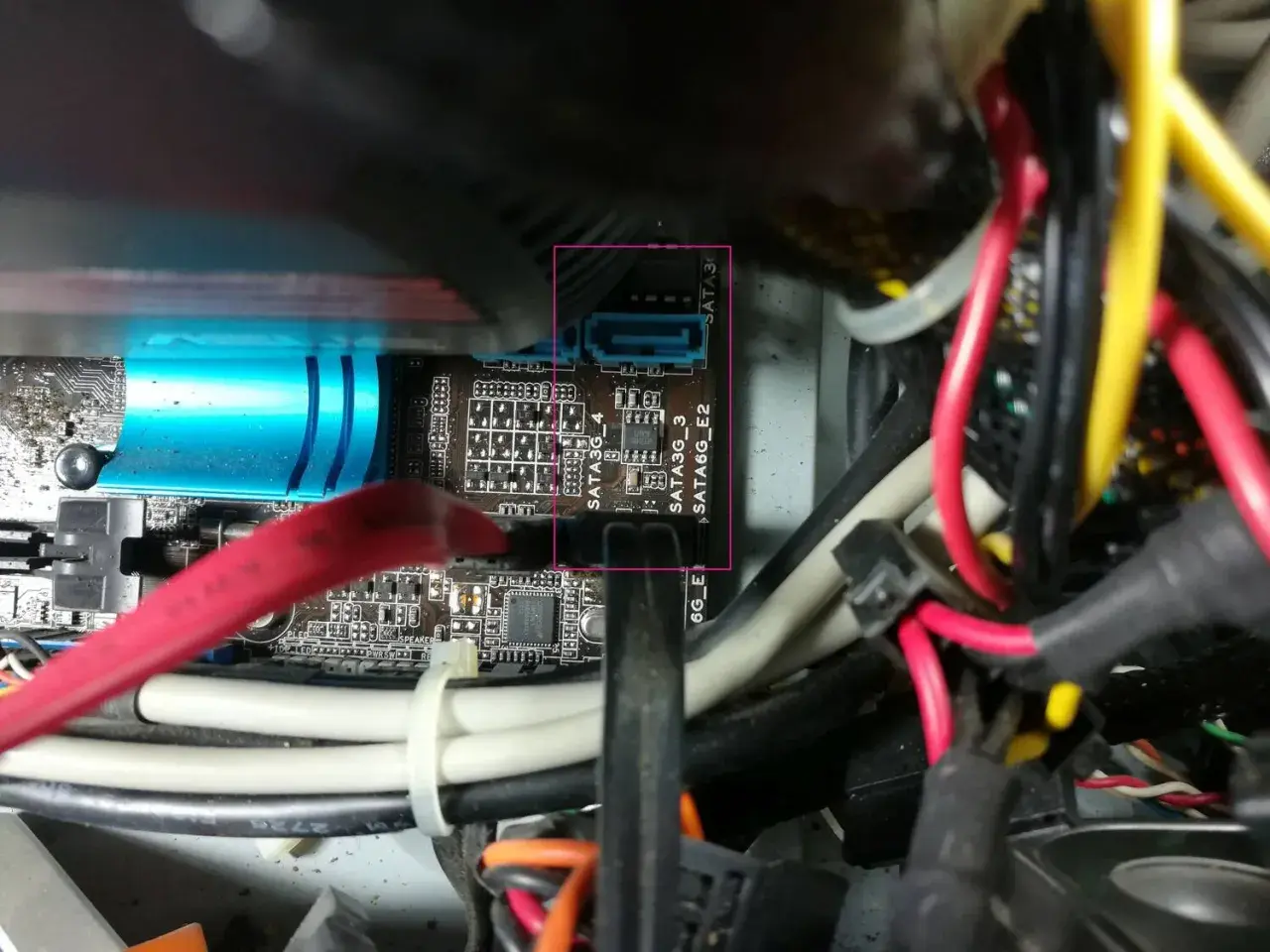 SATA-Anschluss auf dem Motherboard, bereit, die zweite Festplatte zu aktivieren.
