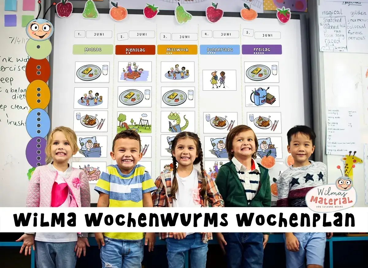 Kinder lächeln vor einem bunten Wochenplan für den Kindergarten. Der Plan zeigt Aktivitäten und Mahlzeiten für jeden Tag.