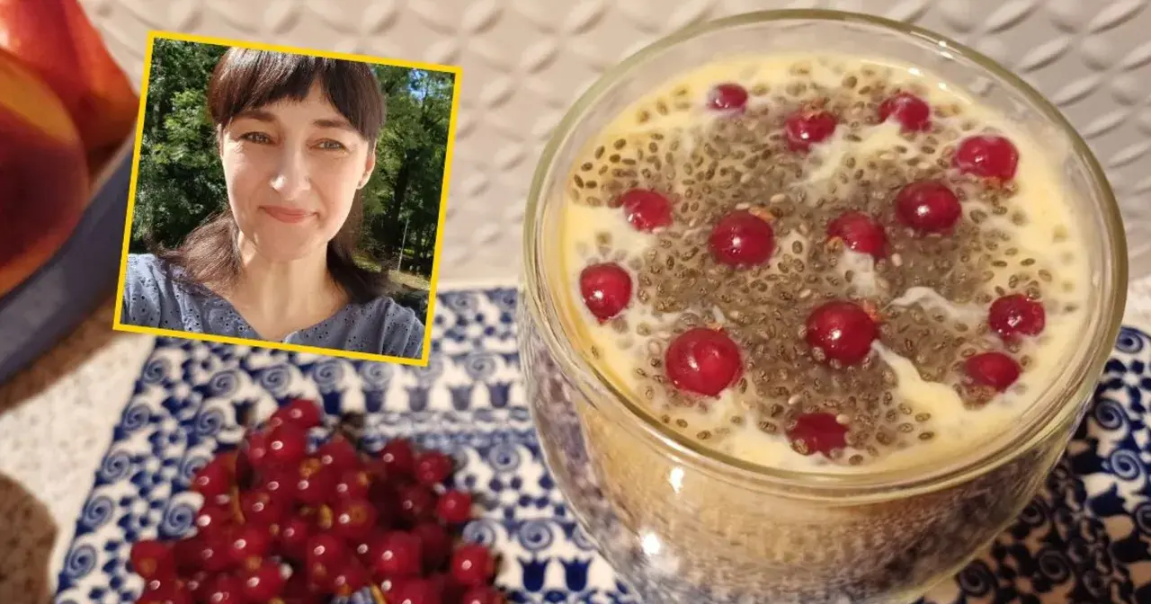Kobieta z uśmiechem na twarzy, obok deser chia z owocami. Zastanawiasz się, dlaczego chia nie pęcznieje? Sprawdź, jak przygotować idealny pudding.