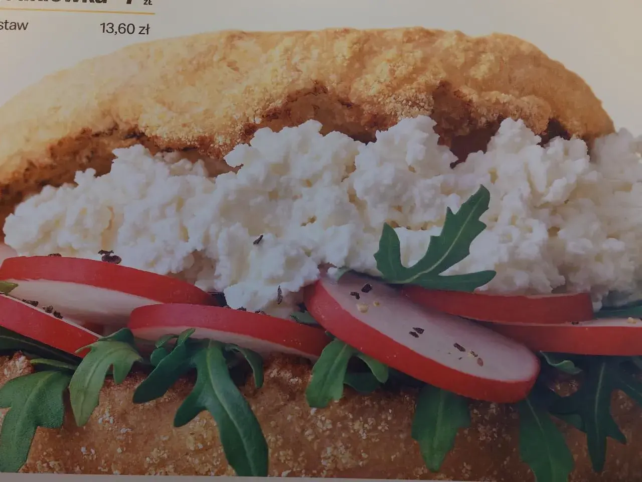 Mcmuffin z twarożkiem i rzodkiewką, świeża rukola. Zdrowa przekąska, niskie kcal.
