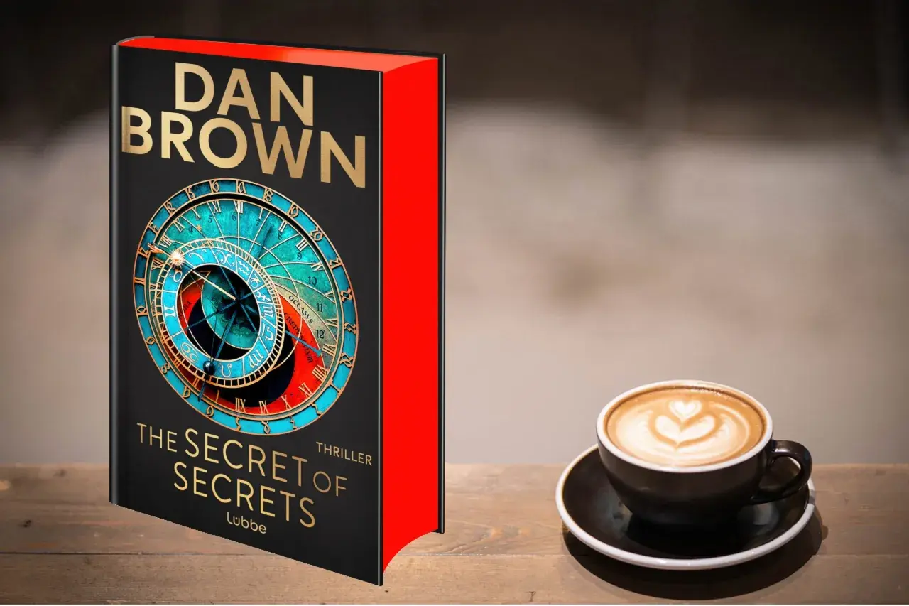 Dan Browns "The Secret of Secrets" Thriller neben einer Kaffeetasse. Robert Langdon würde dieses Rätsel lieben.