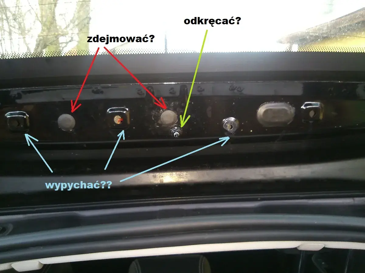 Demontaż klapy bagażnika Renault Megane 3. Wymiana żarówki tył - instrukcja krok po kroku.