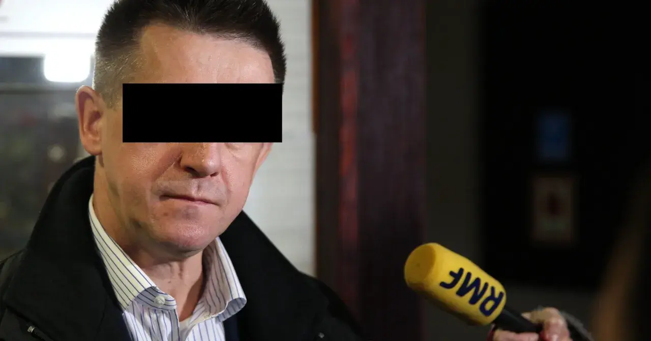Mężczyzna z zakrytą twarzą, być może związany z aferą podkarpacką, udziela wywiadu dla RMF FM.