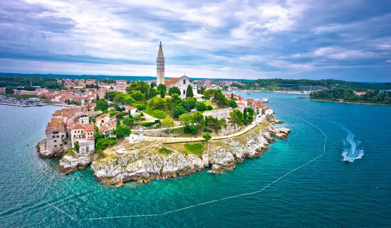 Rovigno, gioiello dell'Istria, cosa vedere in 3 giorni: un borgo medievale su un'isola con chiesa e campanile svettanti sul mare turchese.