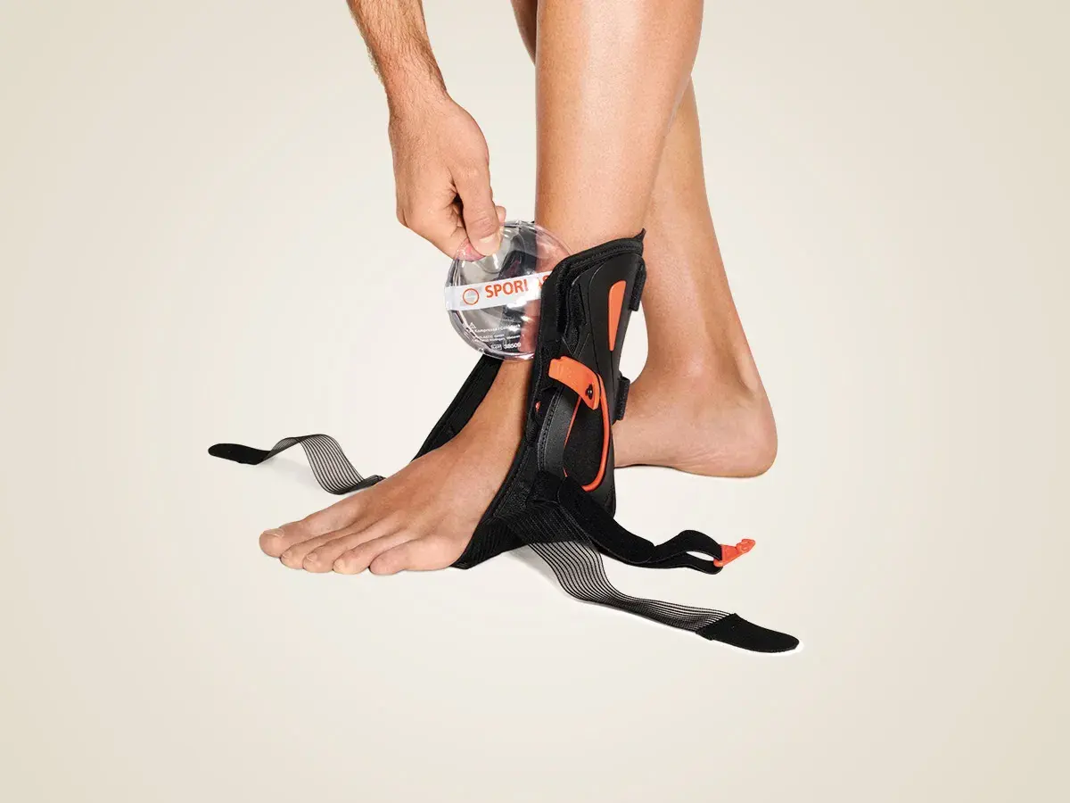 Person legt Malleo Sprint Bandage an. Gute Erfahrungen mit dem Produkt für Stabilität beim Sport.