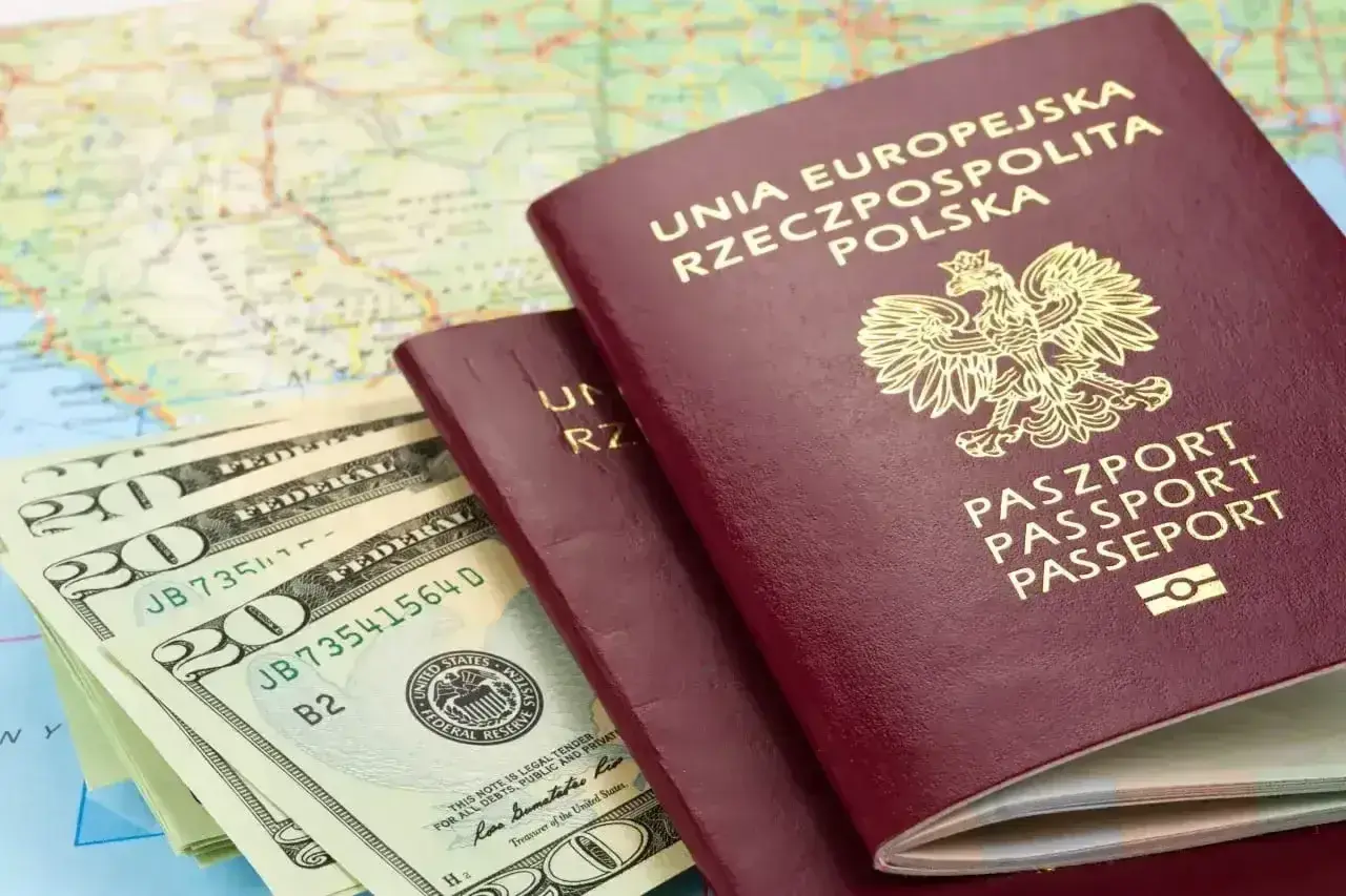 Polskie paszporty, dolary i mapa. Planujesz podróż i zastanawiasz się, czy Szwajcaria jest w Schengen?