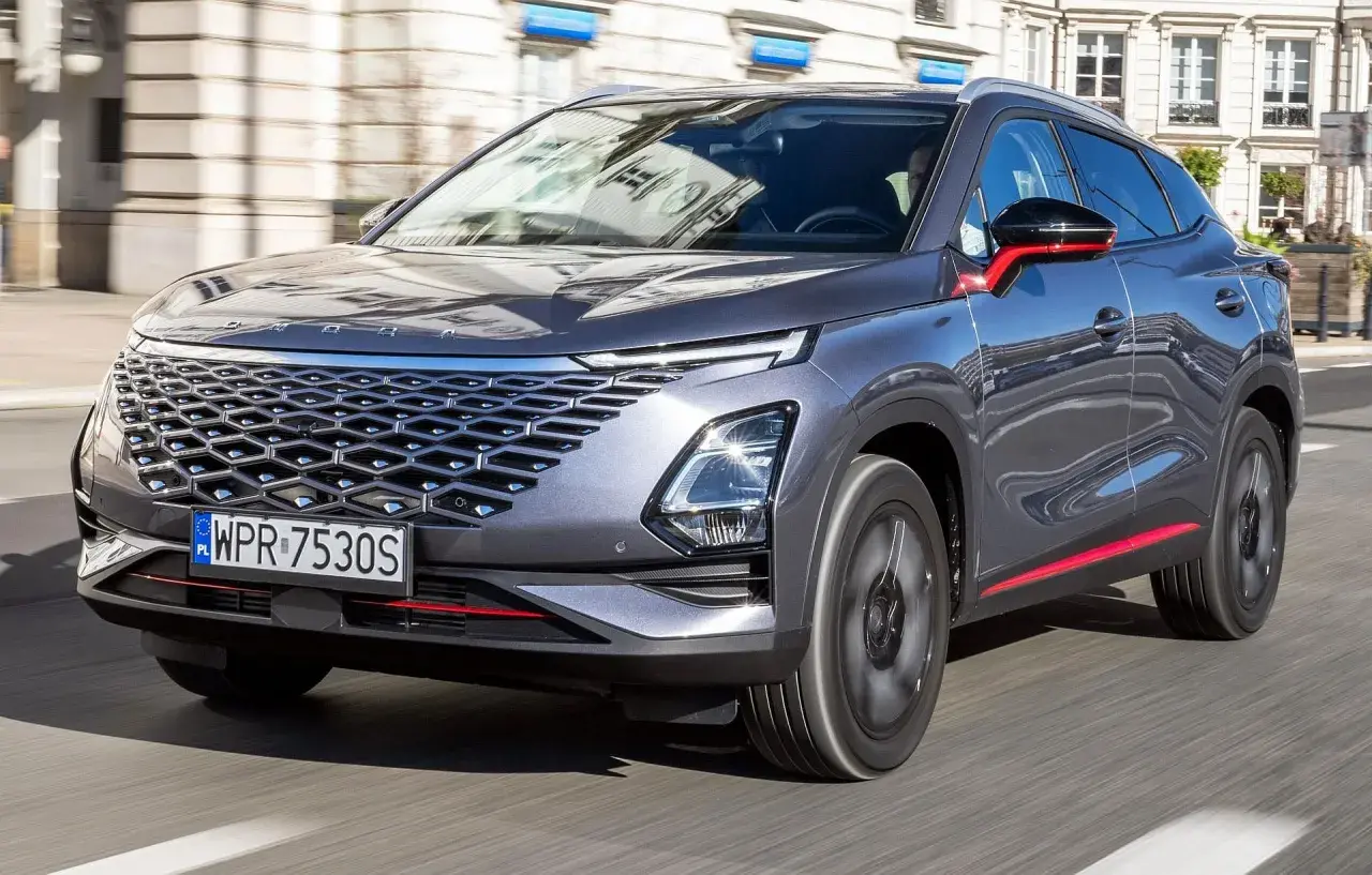Szary Omoda C5 w ruchu miejskim. Wiele osób szuka omoda opinie, a ten SUV z pewnością przyciąga wzrok.