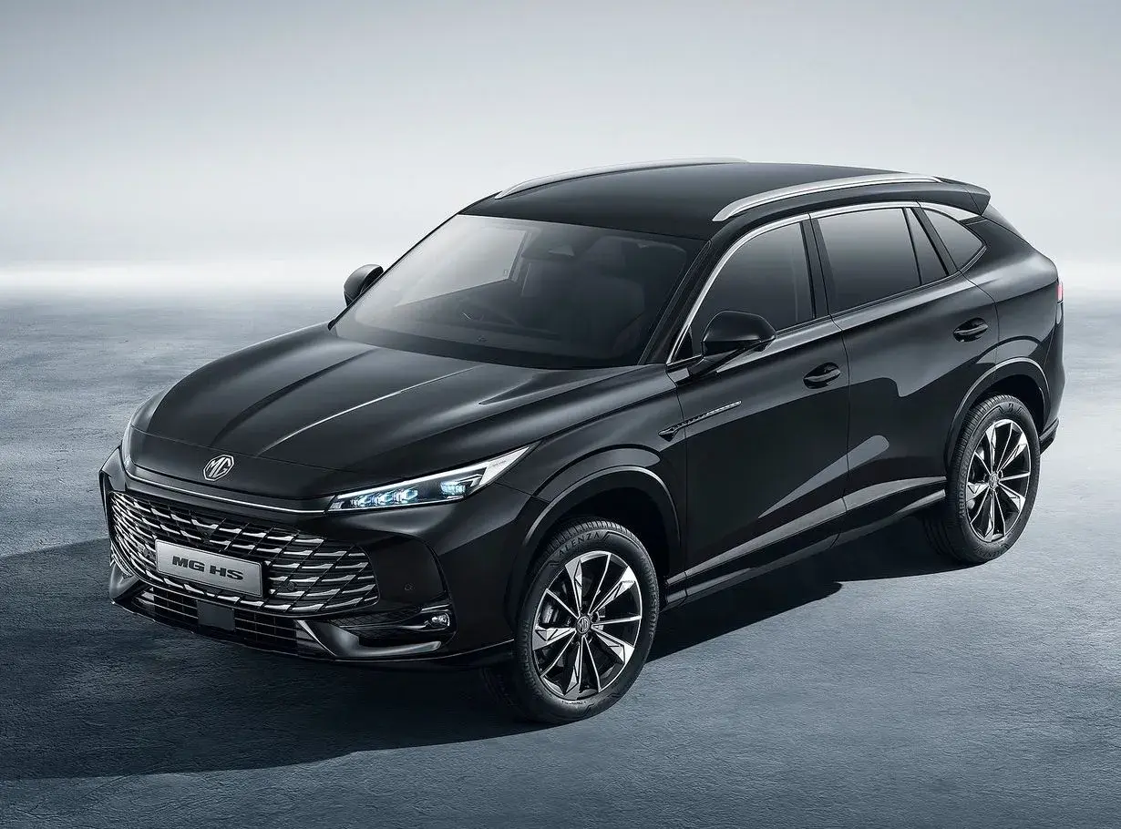 Elegancki czarny SUV MG HS, jedna z dynamicznie rozwijających się chińskich marek samochodów, prezentuje nowoczesny design i sportowe linie.