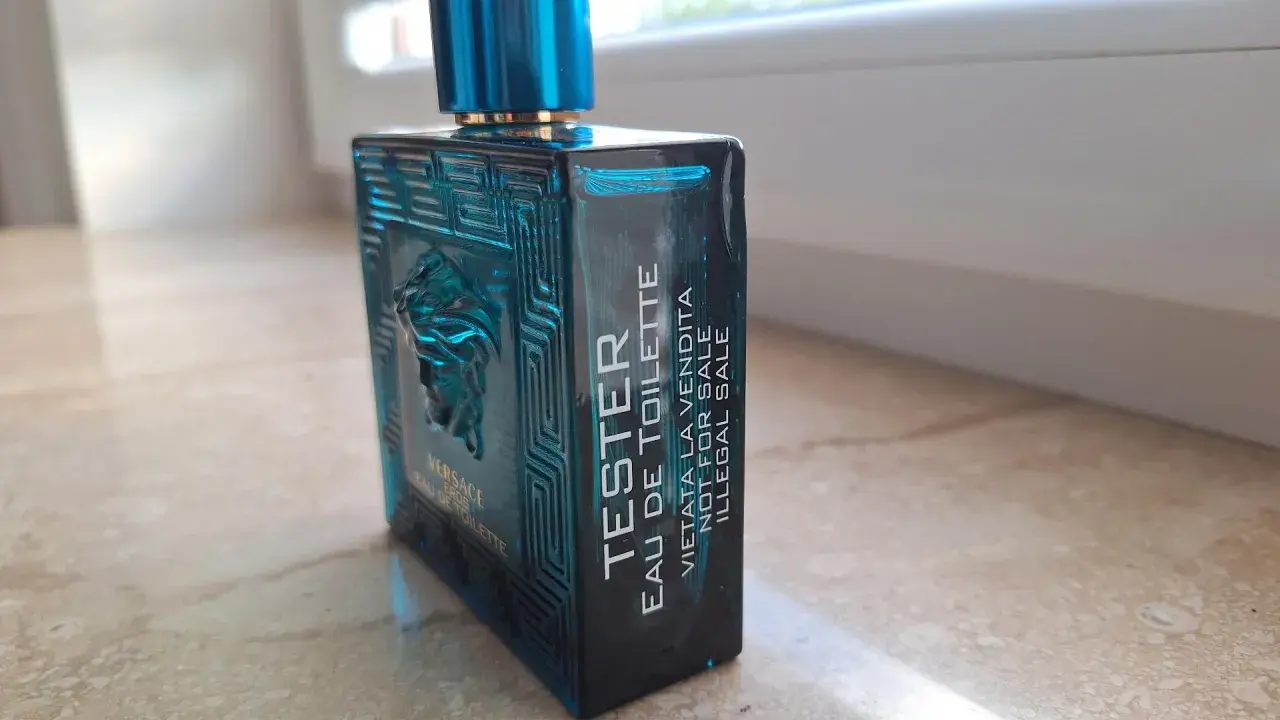 Niebieska butelka testera Versace Eros Eau de Toilette z greckim wzorem i Meduzą.