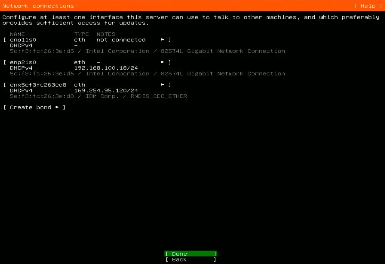 Konfiguracja sieci na routerze Linux. Widoczne interfejsy sieciowe, jeden niepołączony, dwa z adresami IP.