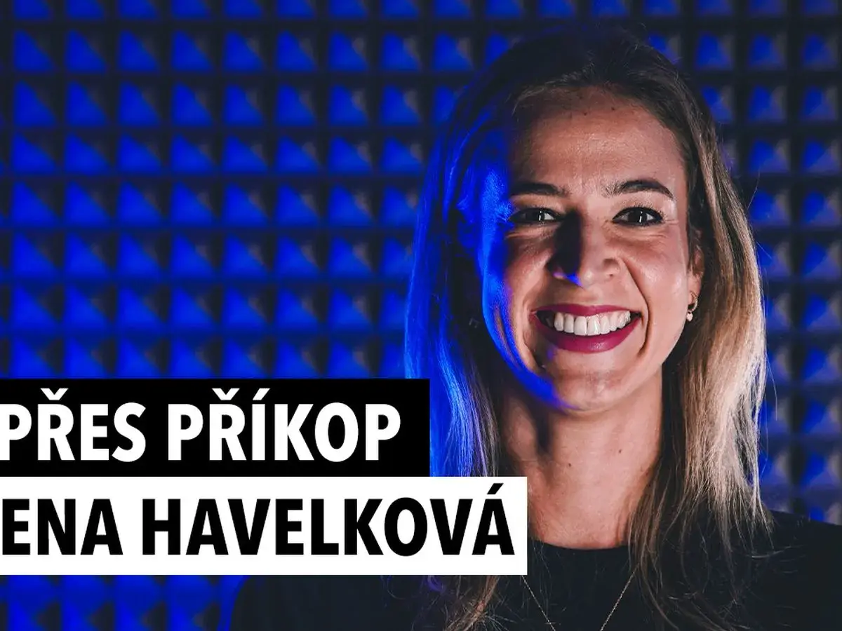 Uśmiechnięta Helena Havelková na tle niebieskiej, akustycznej ściany. Napis "PŘES PŘÍKOP ENA HAVELKOVÁ" sugeruje jej obecność w jakimś projekcie.
