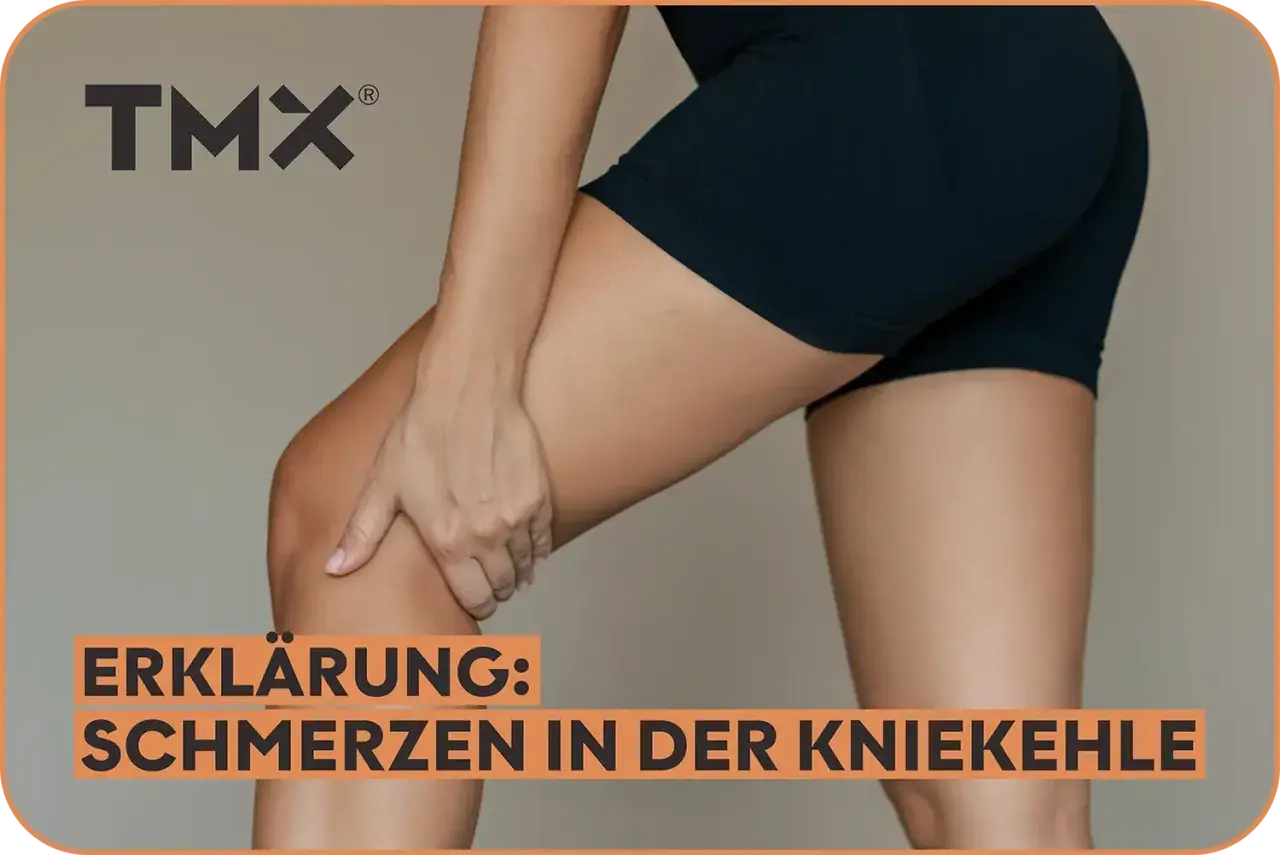 Frau hält schmerzhaft ihre Kniekehle. Erklärend: Schmerzen beim Knien auf hartem Boden.