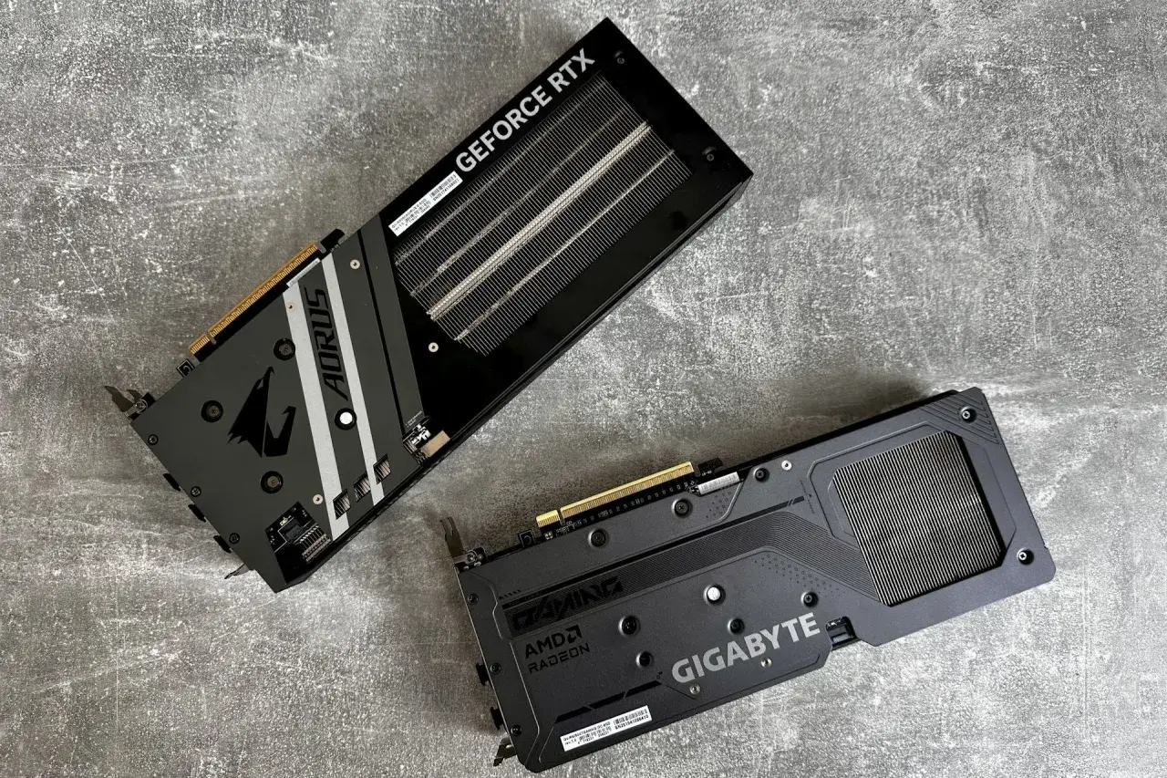 Dwie karty graficzne: Gigabyte AMD Radeon i Aorus GeForce RTX. Idealne do testowania wydajności komputera.