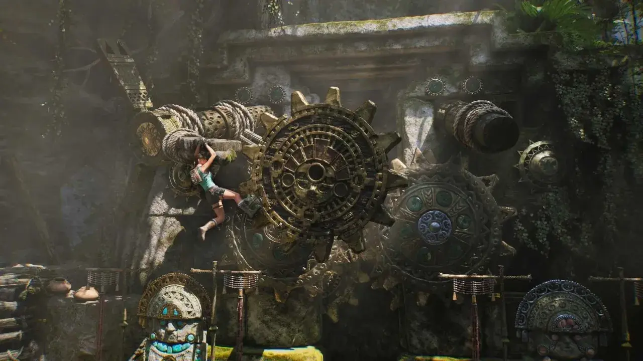 Lara Croft wspina się po starożytnych mechanizmach w nowym Tomb Raiderze.
