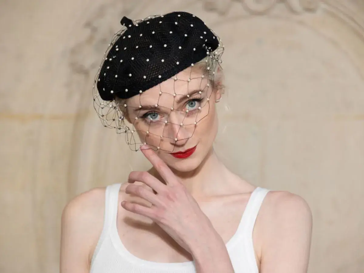 Elegancki beret w kropki z woalką, idealny sposób, jak nosić beret do krótkich włosów, dodaje uroku.