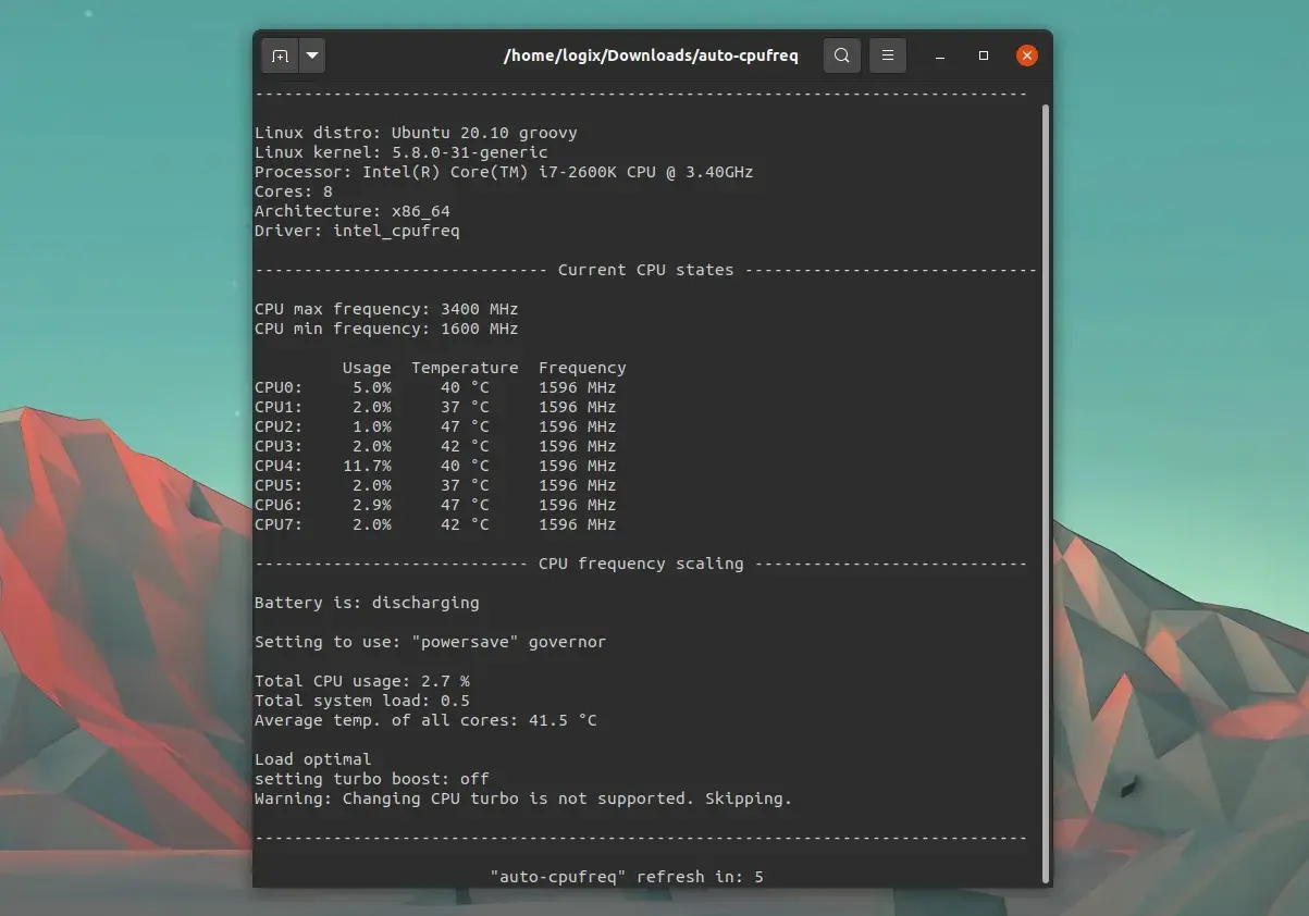 Terminal z informacjami o `auto-cpufreq` na Ubuntu, pokazujący stan procesora Intel i7, temperatury oraz częstotliwości.