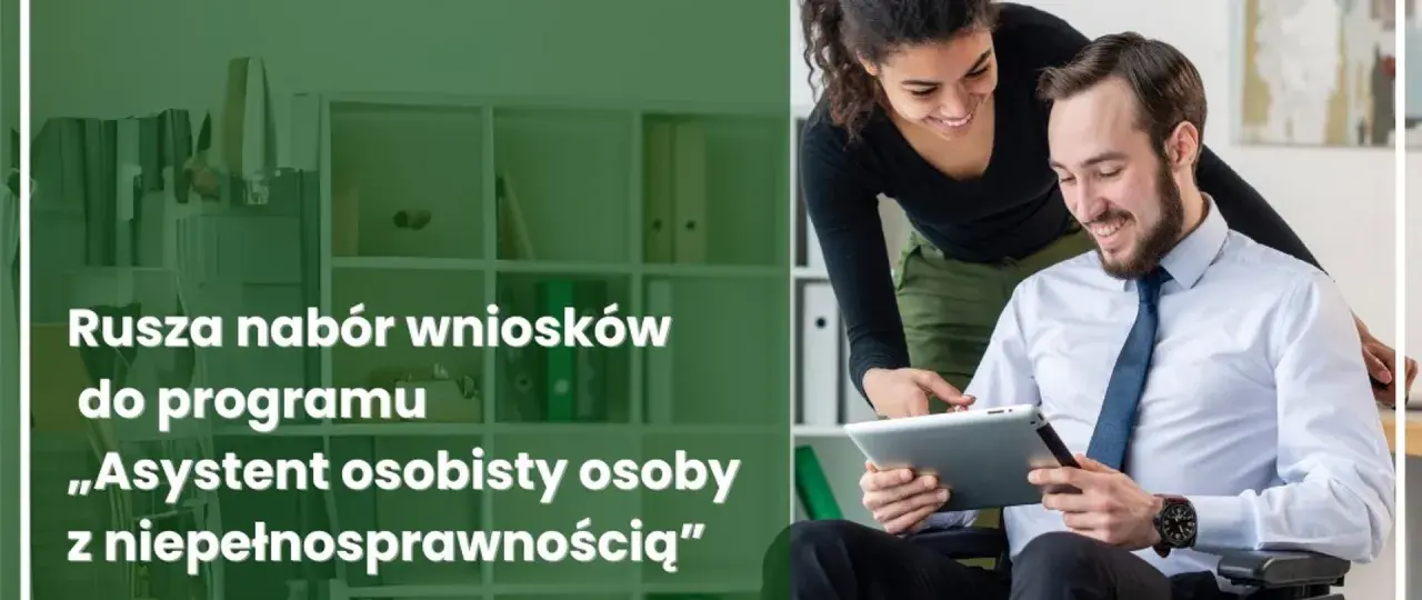 Rusza nabór do programu „Asystent osobisty osoby z niepełnosprawnością”. Uśmiechnięty mężczyzna na wózku inwalidzkim z tabletem, obok kobieta.