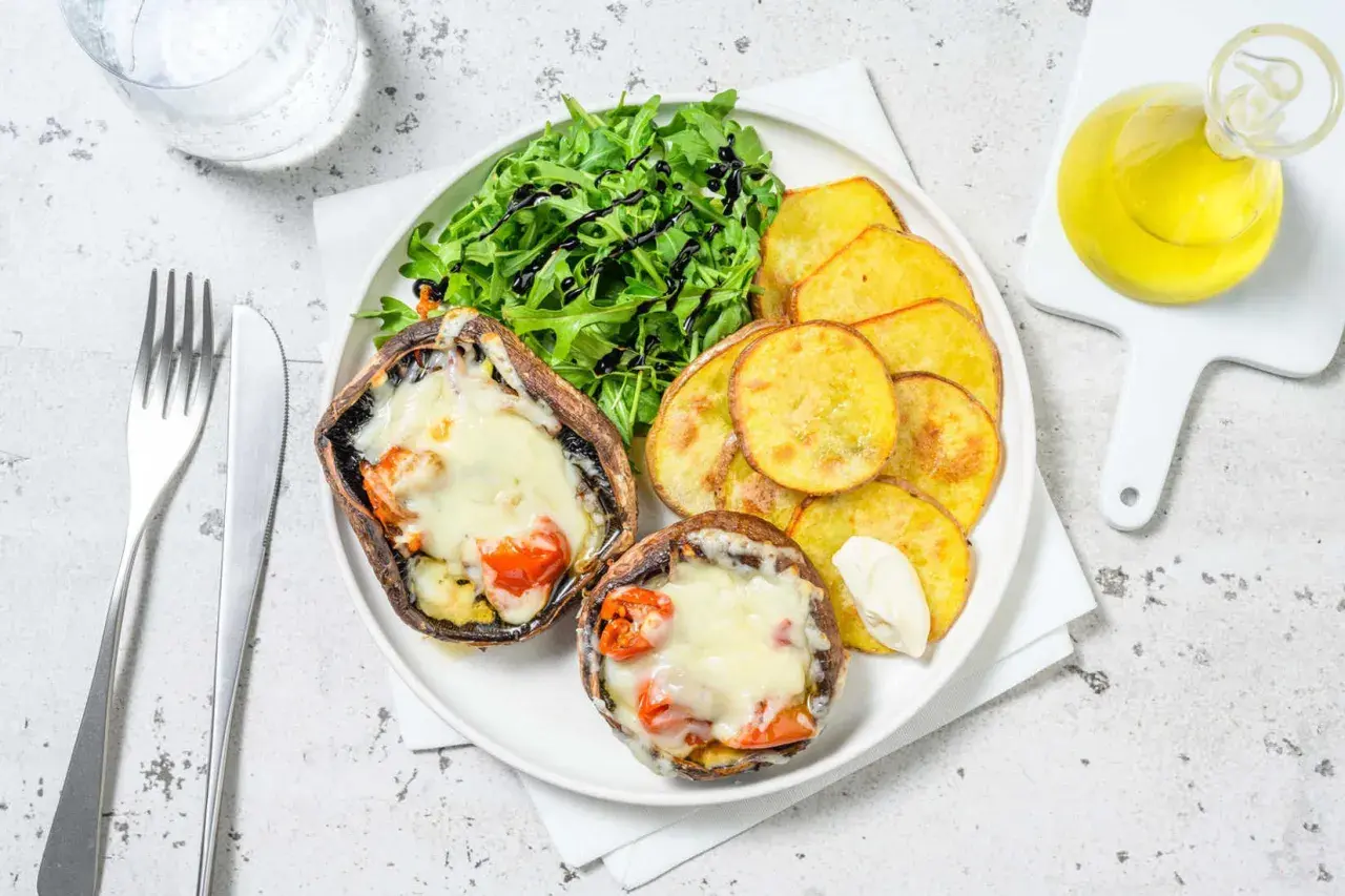 Portabello recept med gratinerad svamp, krispiga potatisskivor och ruccolasallad. Enkel och god middag.