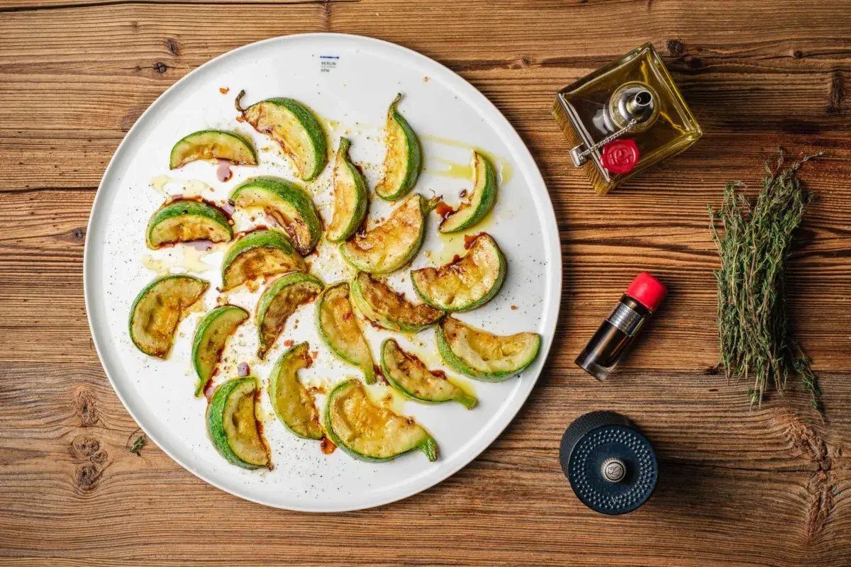 Gegrillte Zucchinischeiben, ein köstliches Zucchini Antipasti, beträufelt mit Olivenöl und Balsamico.