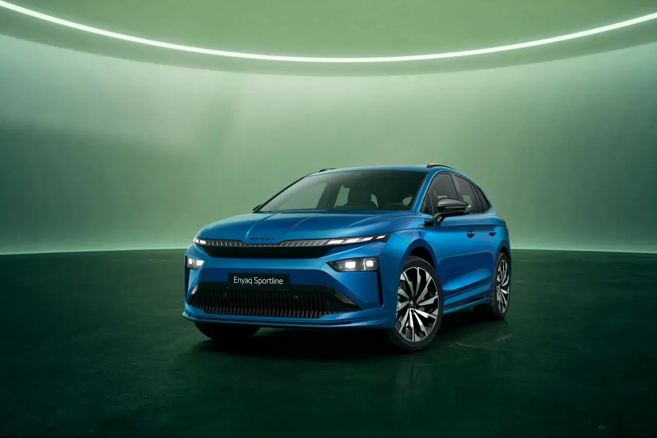 Blå Skoda Enyaq Sportline i en studio, redo för ett skoda enyaq test. Bilen har en modern design med skarpa linjer och LED-belysning.