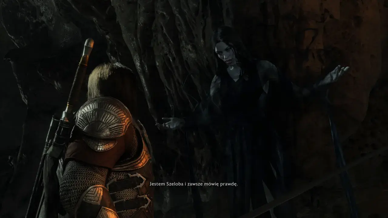 Szeloba, widmowa postać z gry Shadow of War, przemawia do bohatera w mrocznej jaskini.