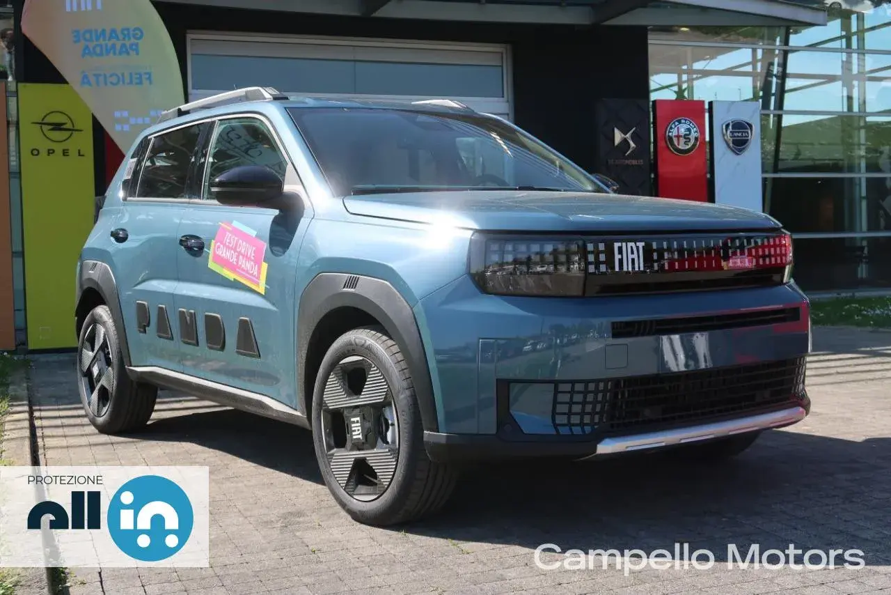 Nuova Fiat Grande Panda usata, pronta per un test drive. La sua linea moderna e il colore azzurro la rendono unica.