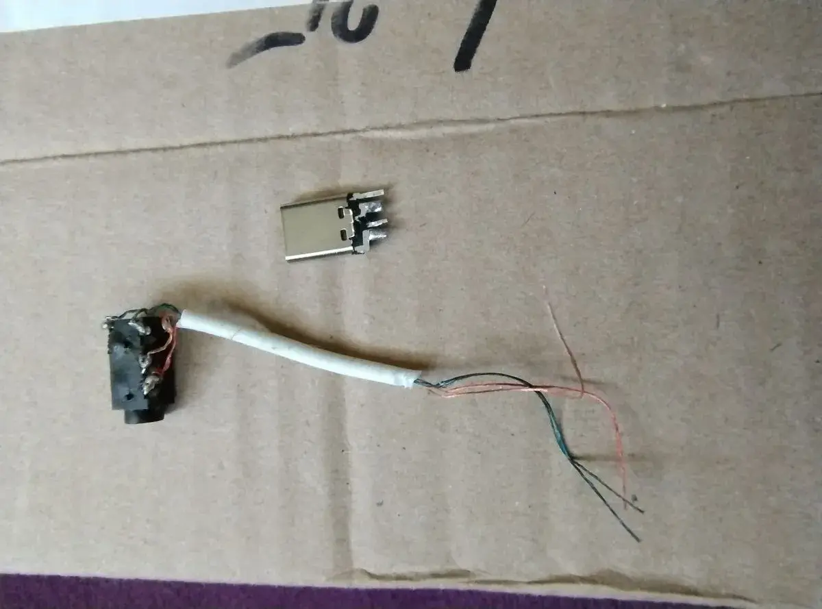 Adapter USB i gniazdo słuchawkowe z przewodami. Dowiedz się, jak podłączyć słuchawki USB do telefonu, tworząc własny adapter.