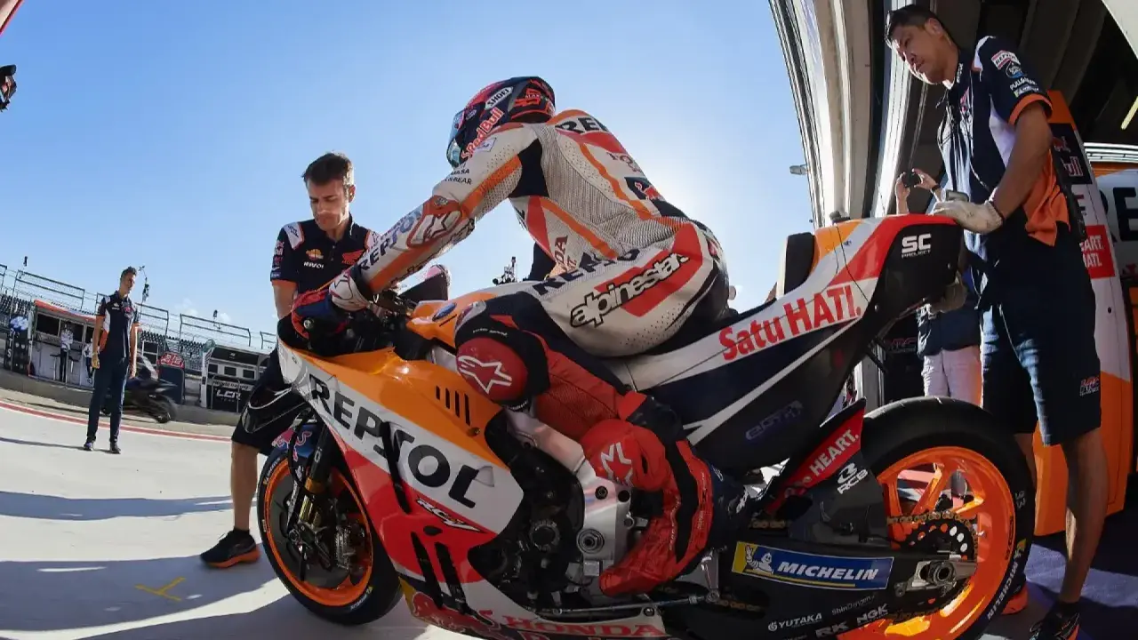 Marc Márquez, con su traje de Repsol Honda, se prepara en la parrilla. A pesar de la reciente marquez lesion, su determinación es palpable.