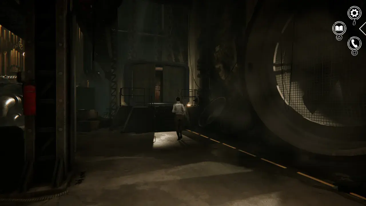 Kate Walker wchodzi do mrocznego, industrialnego pomieszczenia. Ten widok to fragment poradnika do Syberia 2.