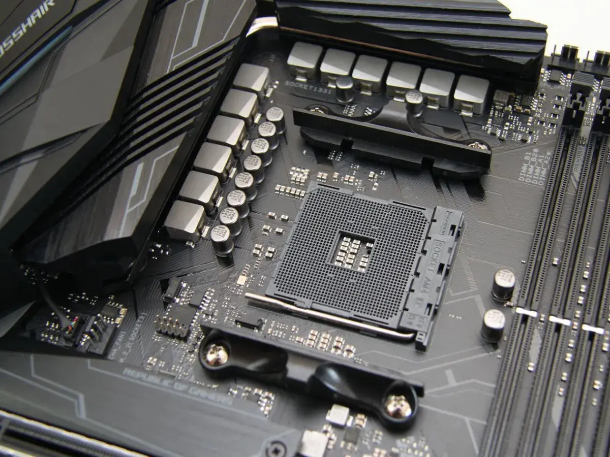 Szukasz odpowiedzi, jaką płytę główną wybrać? Zbliżenie na gniazdo procesora AM4 i sekcję zasilania płyty głównej ASUS ROG.