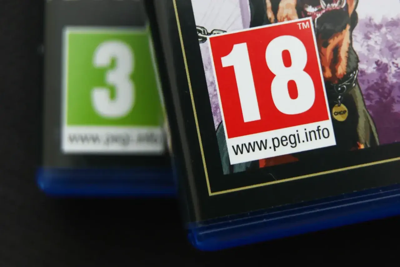 Okładki gier z oznaczeniami PEGI 3 i 18. To gry dla dorosłych, które wymagają ukończonych 18 lat.