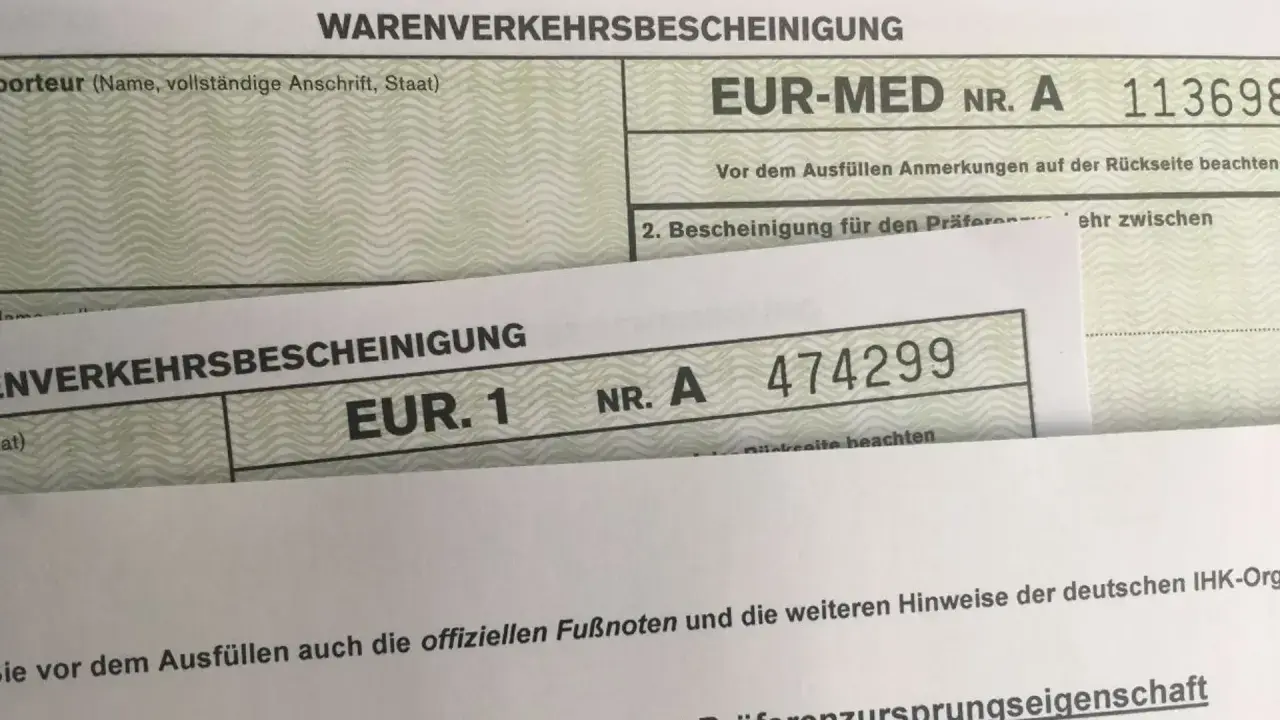 Zwei Warenverkehrsbescheinigungen, eine mit "EUR-MED" und eine mit "EUR. 1", sind übereinander gelegt.