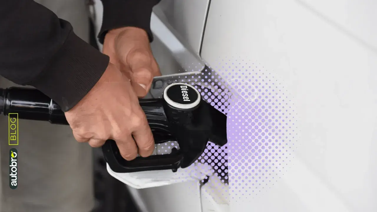 Mano che inserisce la pompa diesel nel serbatoio di un'auto con motore Euro 5.