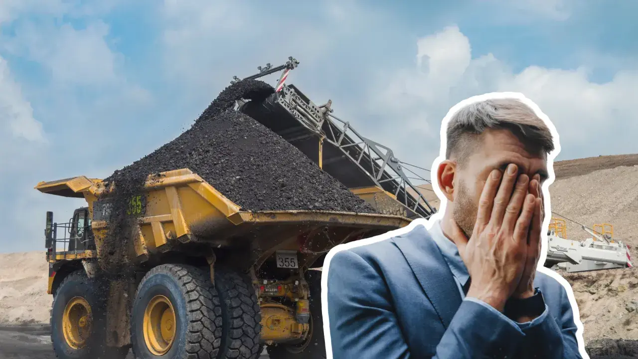 Zrezygnowany mężczyzna w garniturze na tle kopalni węgla. Czyżby kurs bogdanka okazał się zbyt trudny?