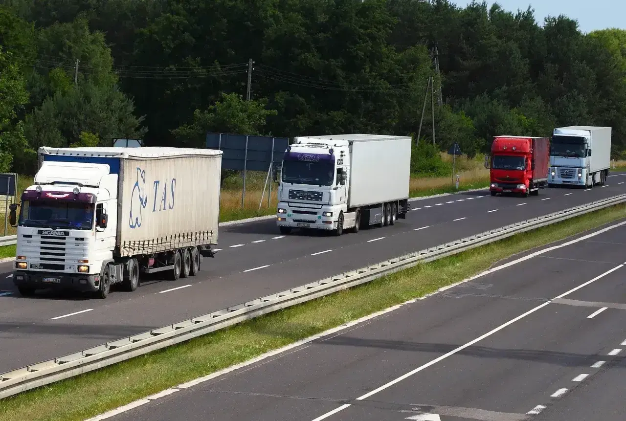 Ciężarówki jadące autostradą w niedzielę. Czy tiry mogą jeździć w niedzielę? Tak, widać je na drodze.
