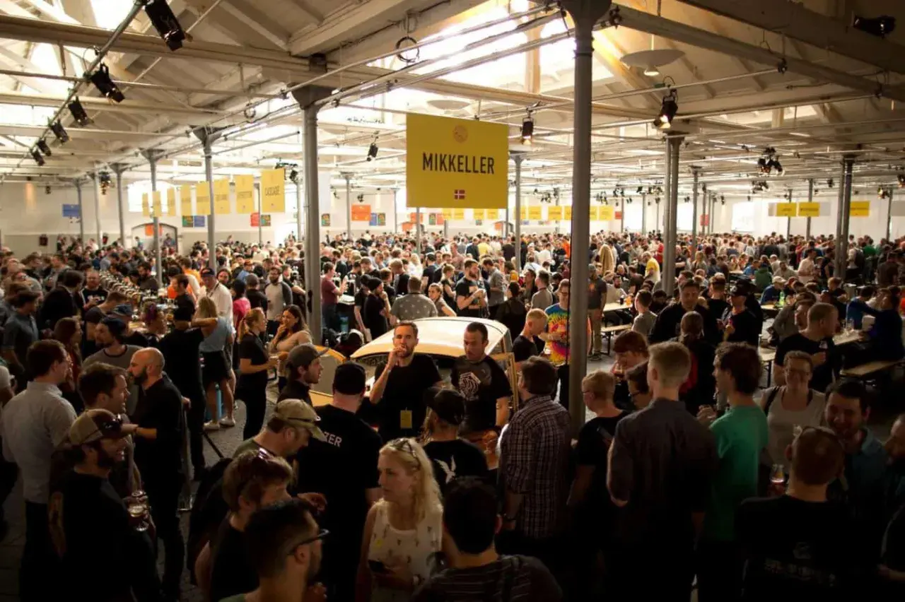 Folla entusiasta a un evento di degustazione di birra Mikkeller.