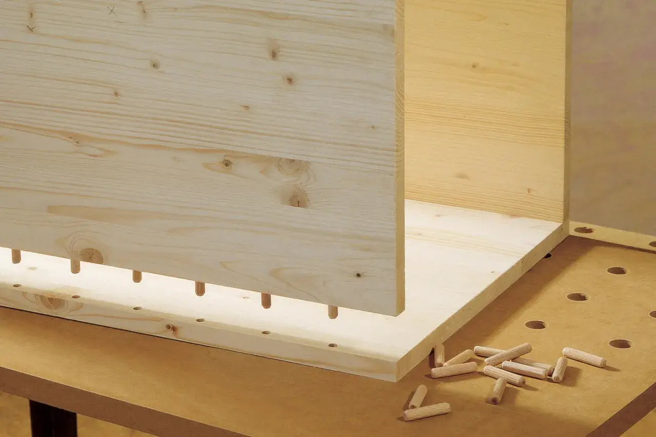 Ensamblaje de madera: cómo unir dos tableros de aglomerado con espigas.