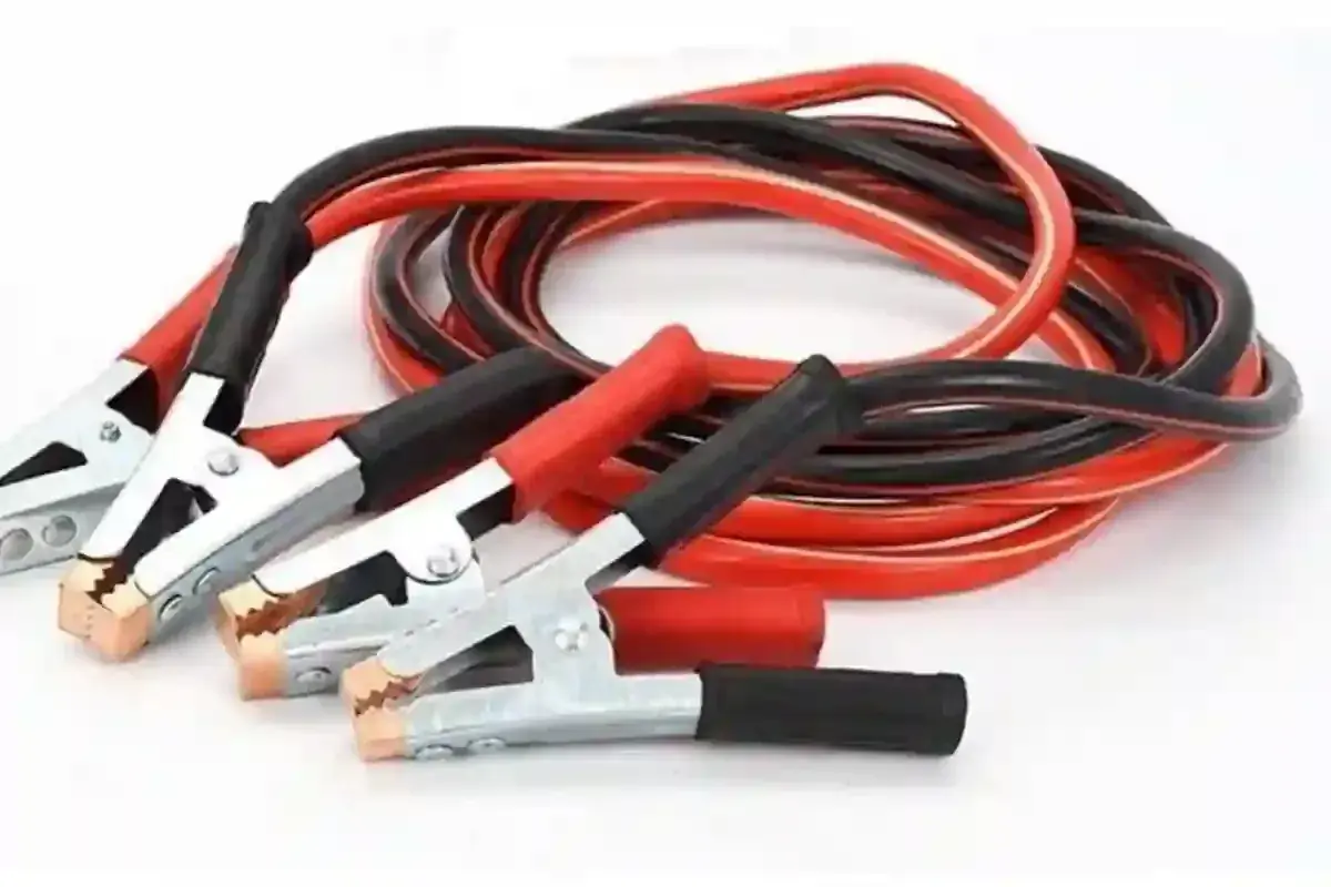 Pince batterie voiture rouge et noire, prêtes à dépanner.