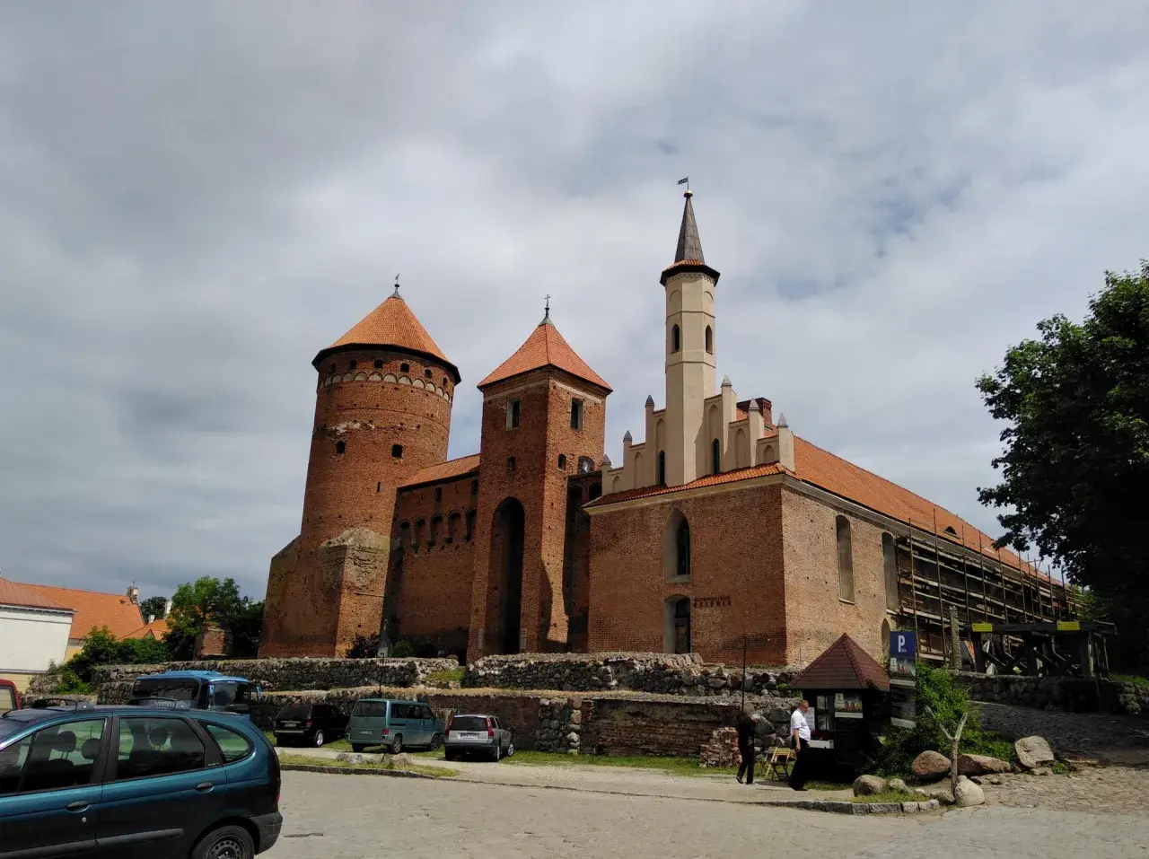 Imponujące zamki w okolicy, z ceglanymi wieżami i strzelistą wieżą, przyciągają wzrok.