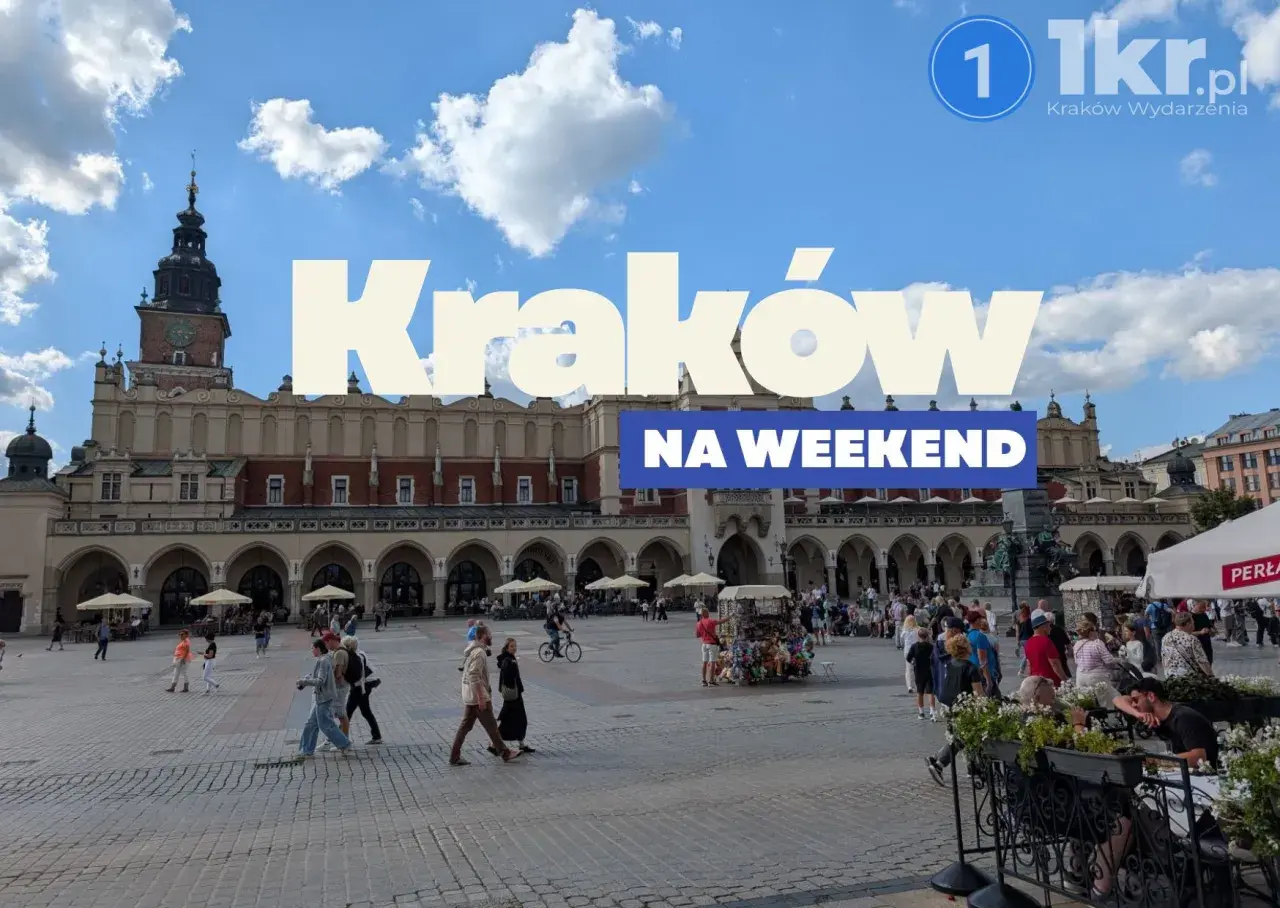 Tłum ludzi spaceruje po Rynku Głównym w Krakowie, ciesząc się piękną pogodą. Widać Sukiennice i wieżę Ratuszową.