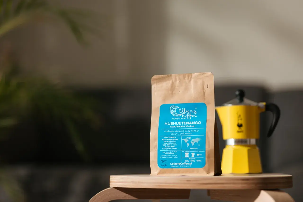 Jak przechowywać kawę ziarnistą? Opakowanie kawy Colberg Coffee Huehuetenango i żółta kawiarka moka sugerują świeżość i aromat.