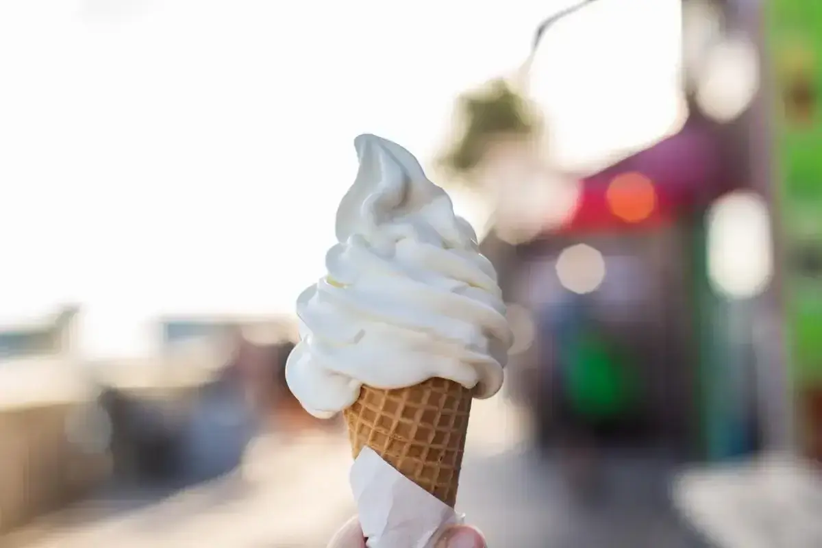 Pyszne lody włoskie w wafelku, idealne na upalny dzień. Choć kuszą smakiem, warto pamiętać o ich kcal.