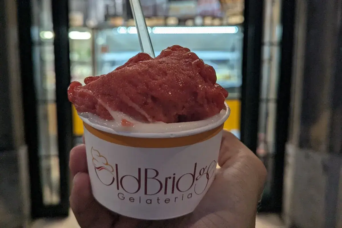 Un délice de glacier à Rome, une coupe de sorbet fraise onctueux de Old Bridge Gelateria.