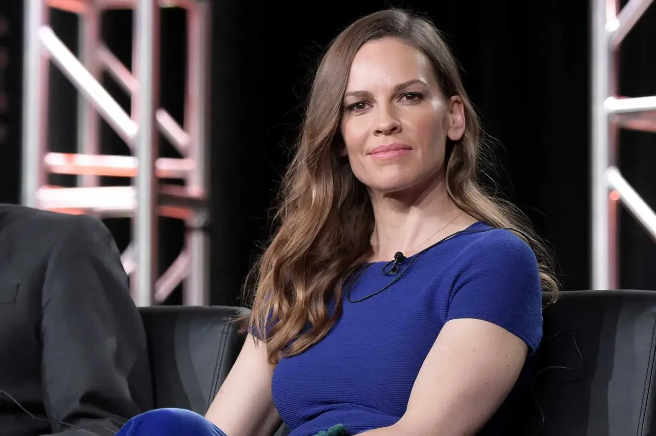 Hilary Swank, som spelar rollen i "P.S. I Love You", sitter i en blå klänning.