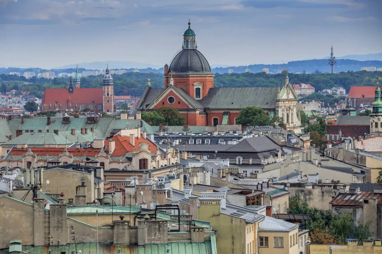 Widok na krakowskie dachy z dominującą kopułą kościoła Piotra i Pawła w Krakowie.