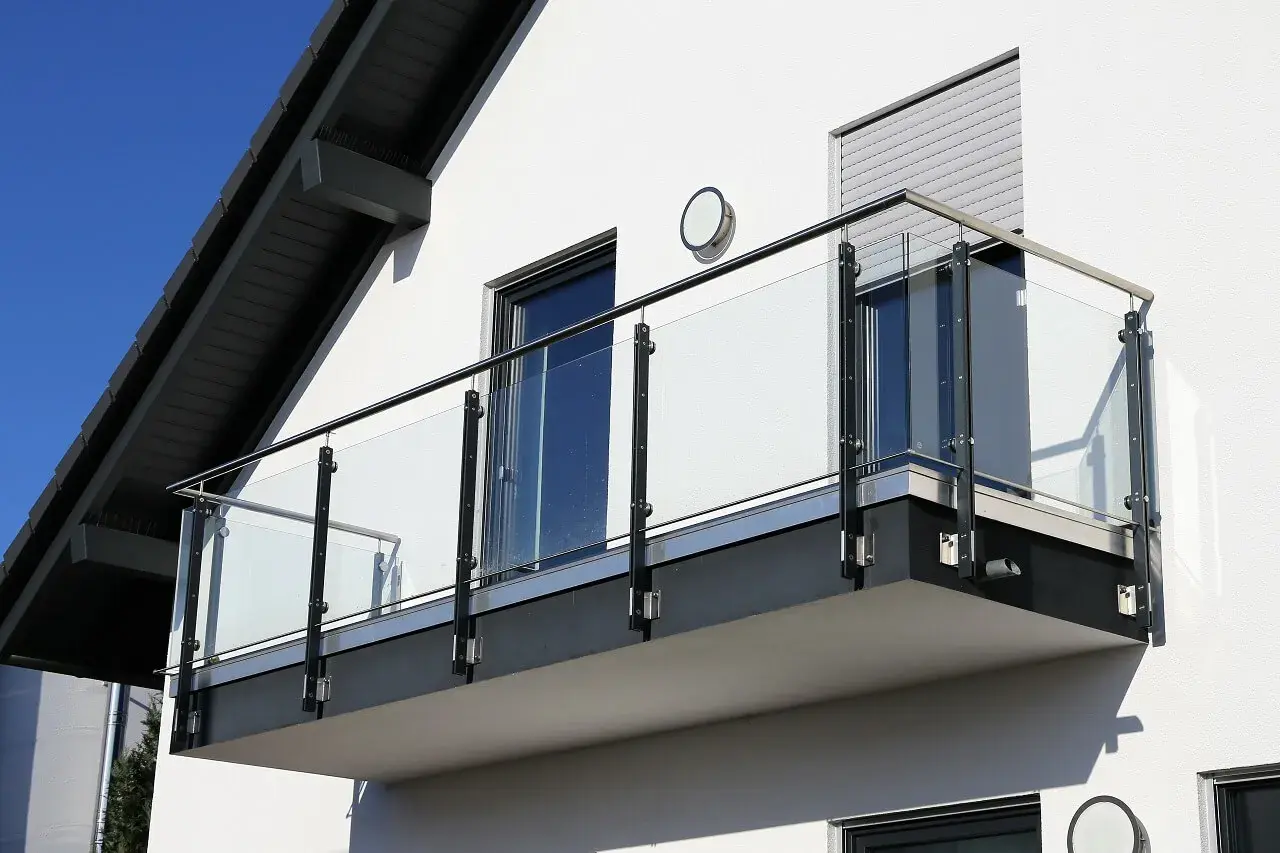 Nowoczesna obróbka czoła balkonu z balustradą ze szkła i stali nierdzewnej.