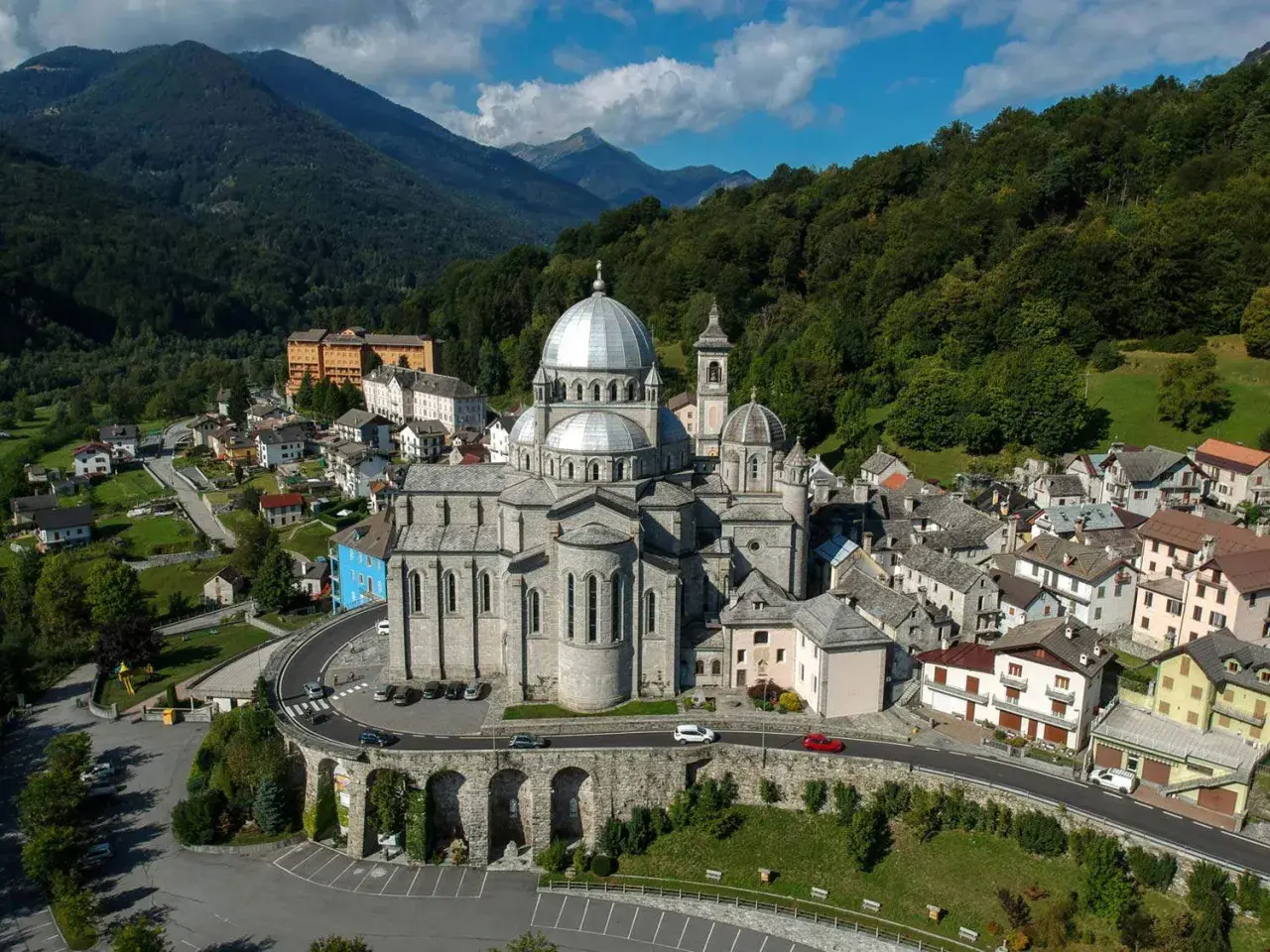 Basilica di Santa Maria Maggiore, un gioiello architettonico incastonato tra le montagne. Scopri cosa vedere in questo luogo sacro e suggestivo.