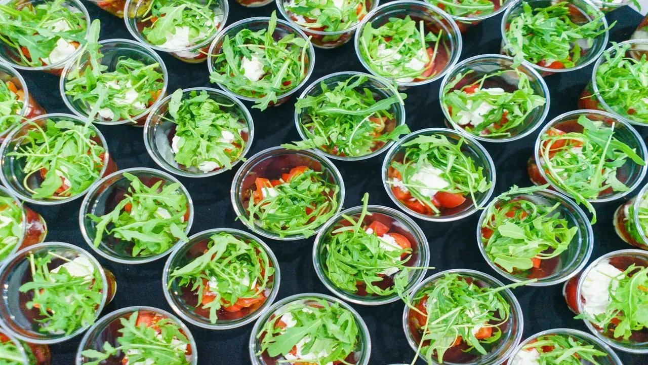 Jak otworzyć catering: kluczowe kroki, aby uniknąć błędów i kosztów